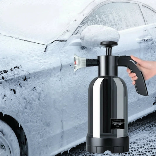 Pulvérisateur à mousse manuel 2L en action sur voiture blanche