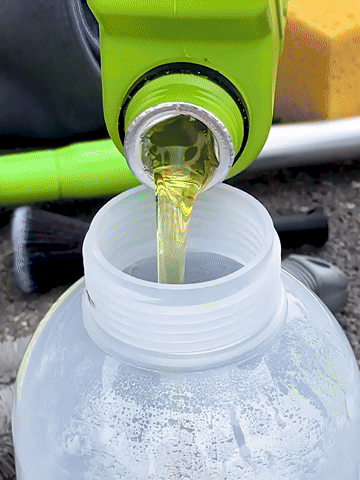 Animation montrant le remplissage et l'application de la mousse active sur une voiture.